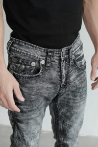 018-Quần jean xám wash sáng Cricket khuy địa túi viền da chỉ xám