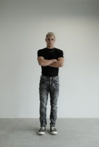 018-Quần jean xám wash sáng Cricket khuy địa túi viền da chỉ xám