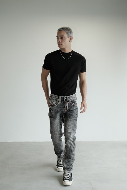 019-Quần jean xám wash sáng Cricket thêu zigzag xanh đỏ rách kiểu